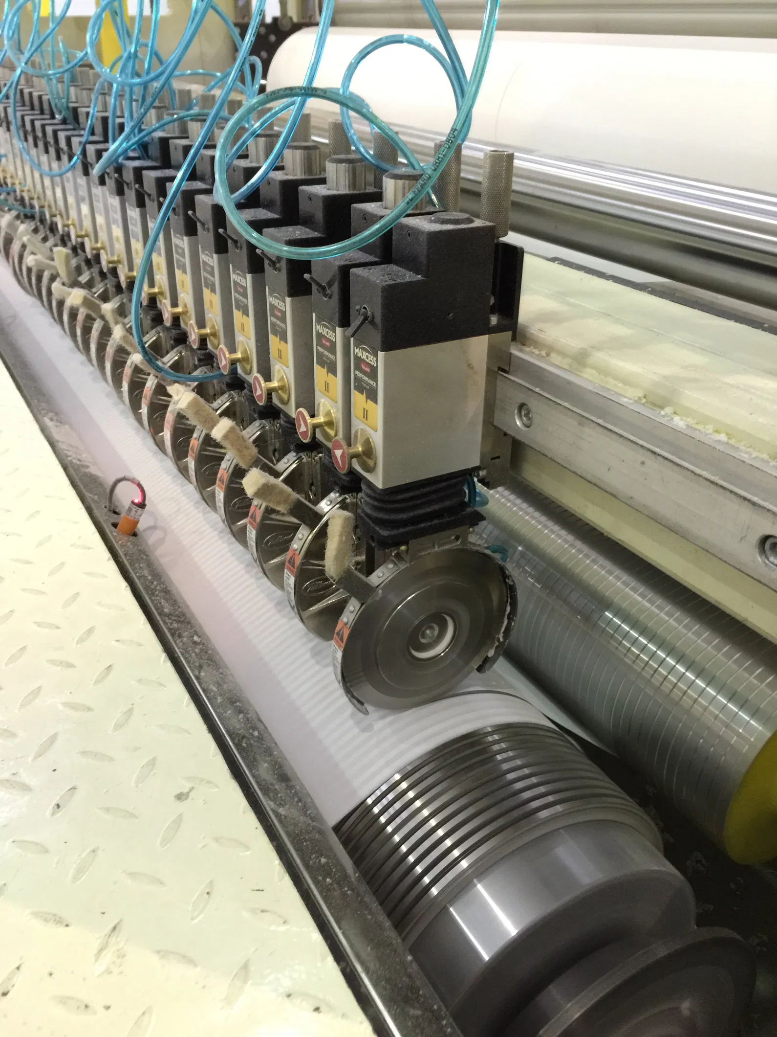 1800 mm Skończona maszyna do cięcia rolki Jumbo Rewinding z dobrą wydajnością 1