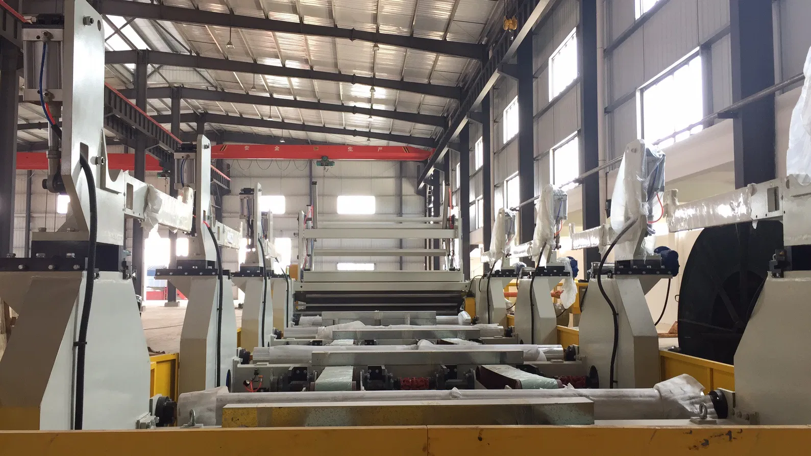 Duża średnica 1500 mm Maszyna do obwijania Jumbo Roll Slitter Rewinder dla szybkiej i dokładnej produkcji 2
